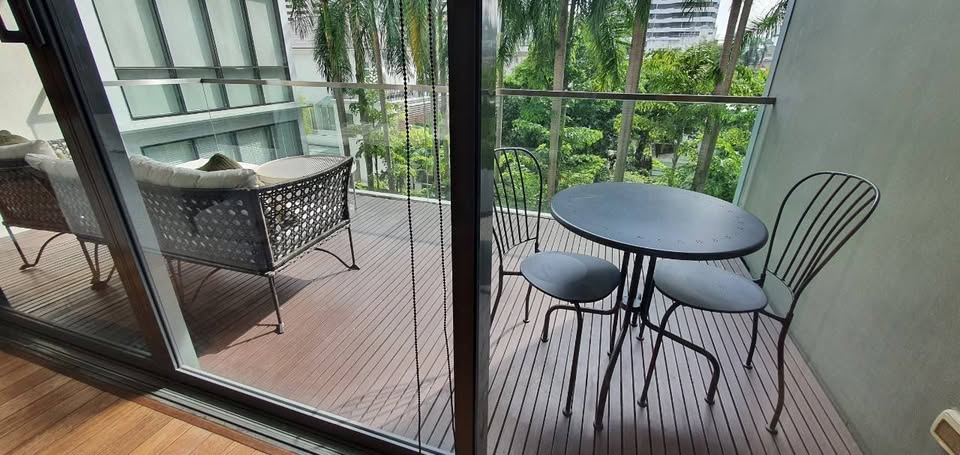 Spacious 2+1 bedroom condo for rent at Domus Sukhumvit 16/18. Prime location near BTS Asoke & MRT Sukhumvit, 167 sqm, fully furnished, THB 110,000/month.