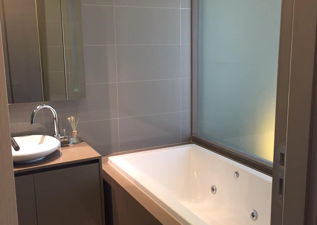 Fully furnished 1-bed, 1-bath condo at M Silom, 47 sqm, for rent 35,000–38,000 THB/month. Prime location near BTS Chong Nonsi. Rooftop pool, gym, and more.