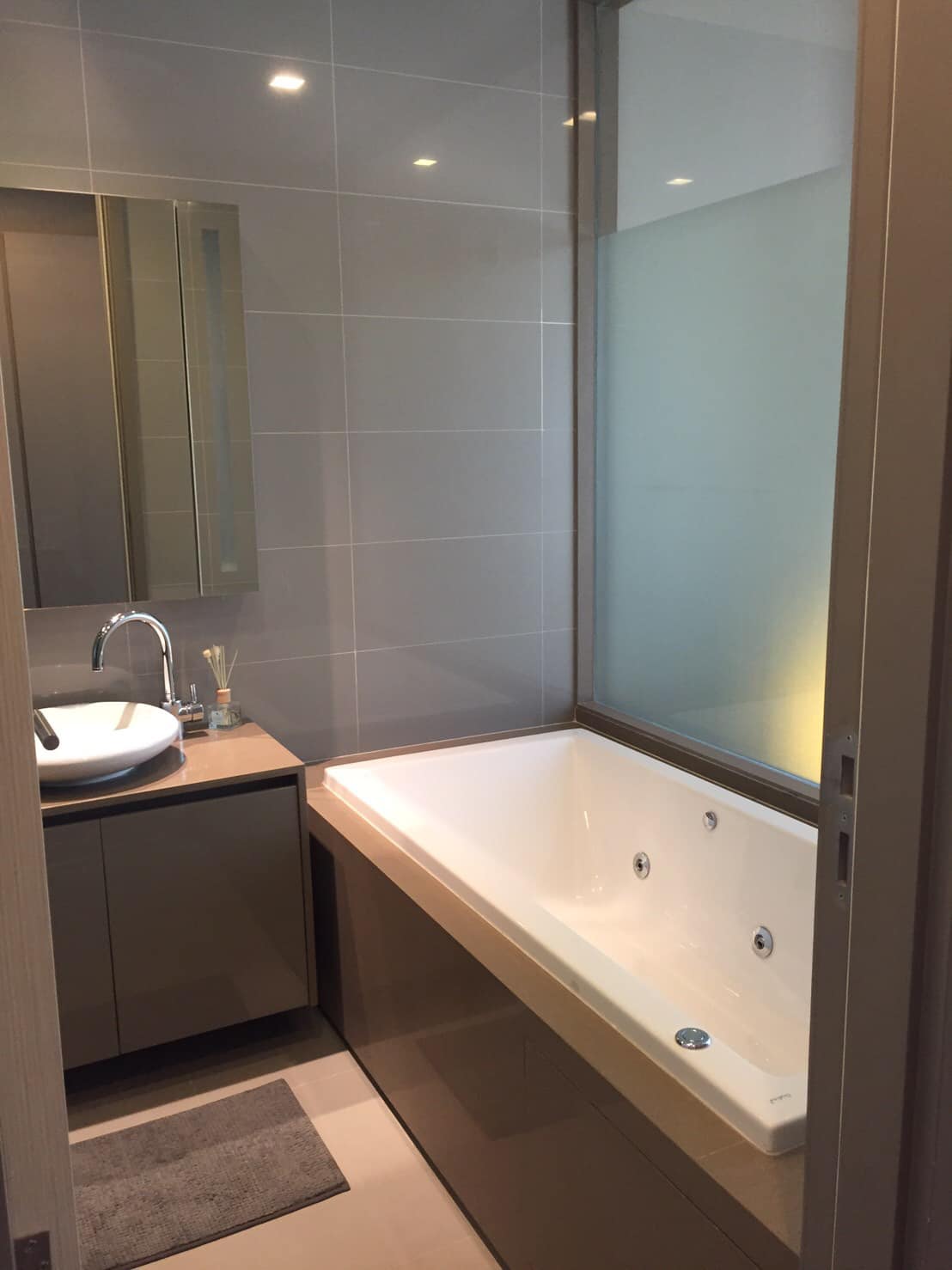 Fully furnished 1-bed, 1-bath condo at M Silom, 47 sqm, for rent 35,000–38,000 THB/month. Prime location near BTS Chong Nonsi. Rooftop pool, gym, and more.