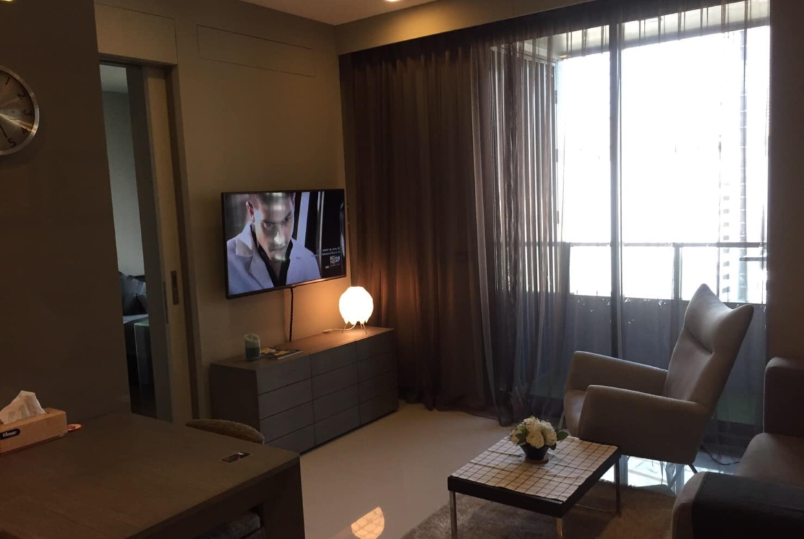 Fully furnished 1-bed, 1-bath condo at M Silom, 47 sqm, for rent 35,000–38,000 THB/month. Prime location near BTS Chong Nonsi. Rooftop pool, gym, and more.