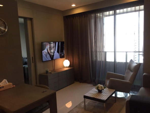 Fully furnished 1-bed, 1-bath condo at M Silom, 47 sqm, for rent 35,000–38,000 THB/month. Prime location near BTS Chong Nonsi. Rooftop pool, gym, and more.