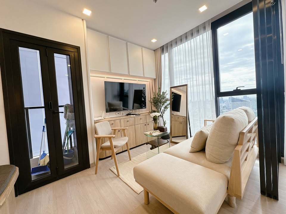 Stylish 1-bedroom condo for rent at One9Five Asoke. Fully furnished, 36 sqm, near MRT Rama 9 and Central Rama 9. Luxurious living at 36,000 THB/month!
