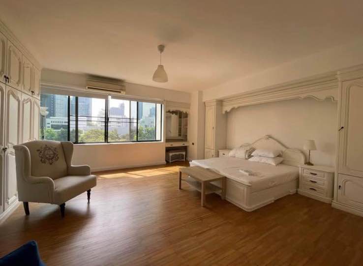 Spacious 3-bed, 2-bath, 287 sqm condo in Sukhumvit. Rent for 80,000 THB/month. Pet-friendly, near BTS Thonglor, Villa Market & TOPS Thonglor. Quiet, green views.