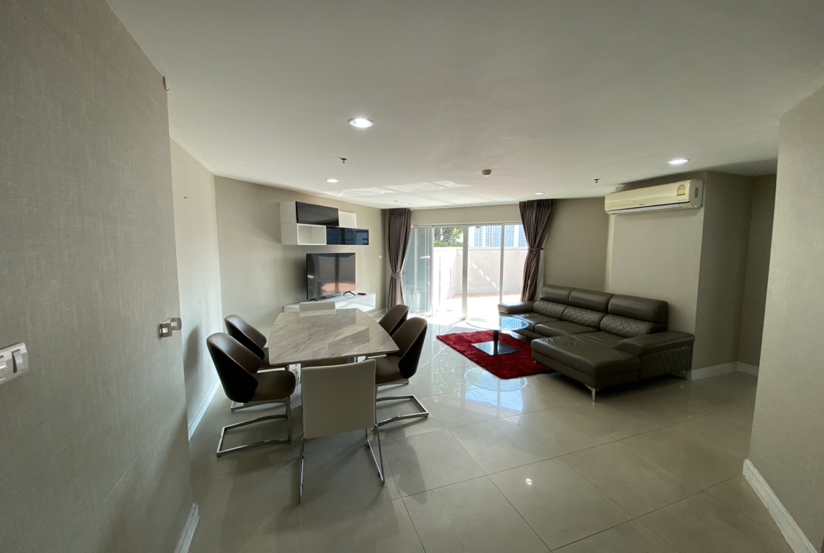 Choose from 2, 3, or 5 beds at Belle Grand Rama 9 in Bangkok's CBD. Fully furnished, top-notch amenities, near MRT, malls, and offices.