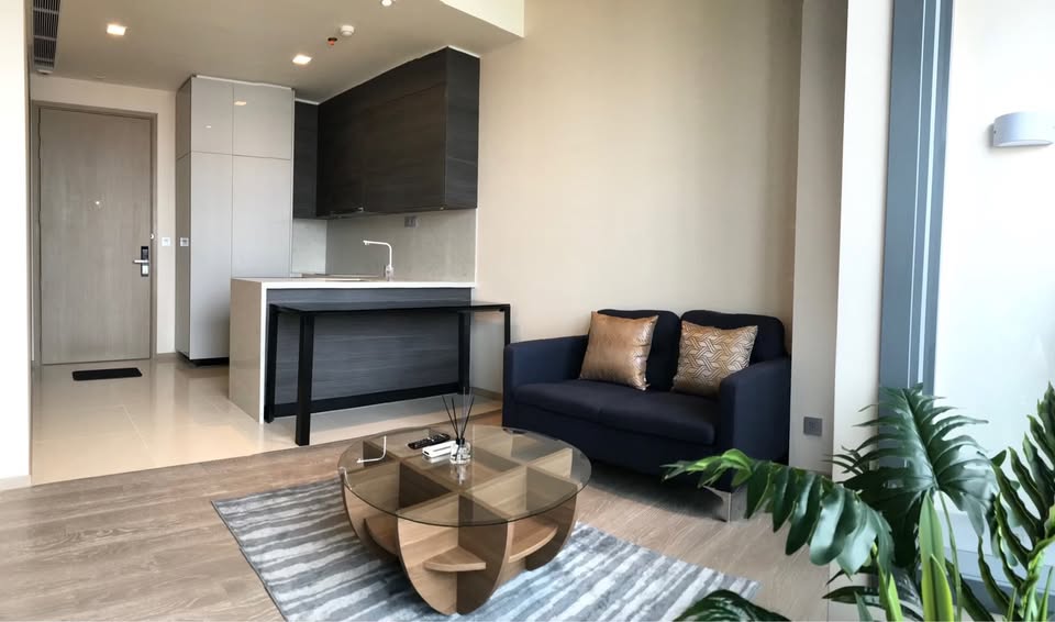 1-bedroom 47.05 sqm condo at The ESSE Asoke, Sukhumvit 21. Luxurious amenities, high ceiling, and stunning views. Rent 43K/month. Near BTS & MRT.