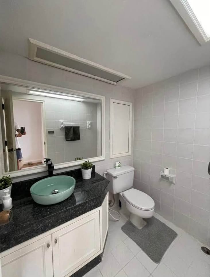 Spacious 3-bed, 2-bath, 287 sqm condo in Sukhumvit. Rent for 80,000 THB/month. Pet-friendly, near BTS Thonglor, Villa Market & TOPS Thonglor. Quiet, green views.