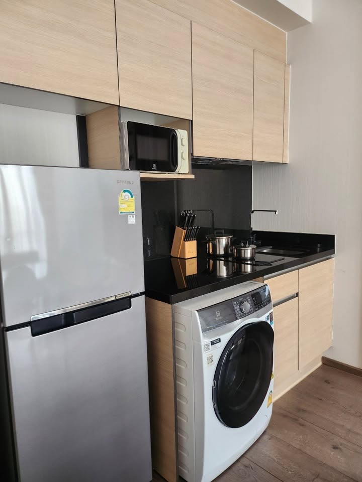 Fully furnished 2-bedroom 1-bathroom condo, 56 sqm, at Park Origin Phrom Phong. Luxurious facilities, 39th floor, BTS nearby. Rent 55K/month.