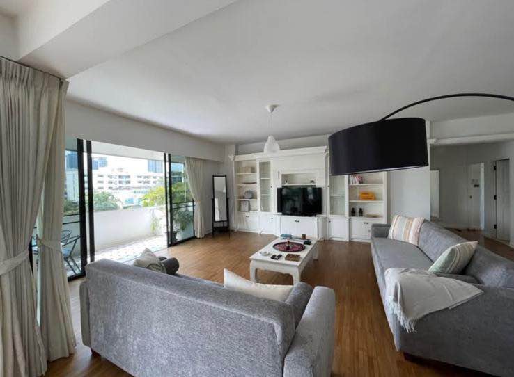 Spacious 3-bed, 2-bath, 287 sqm condo in Sukhumvit. Rent for 80,000 THB/month. Pet-friendly, near BTS Thonglor, Villa Market & TOPS Thonglor. Quiet, green views.