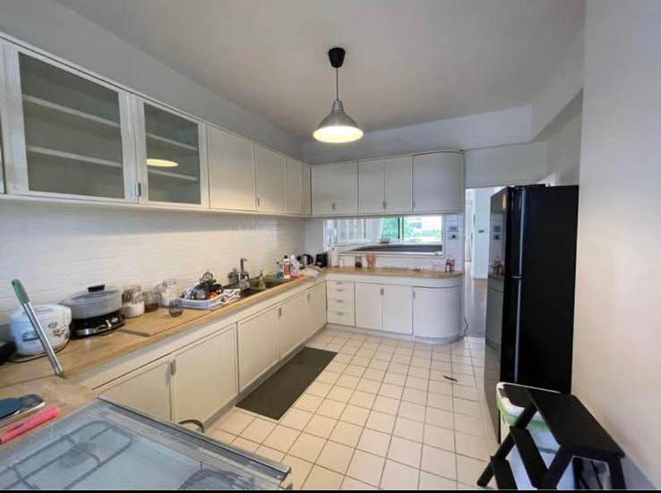 Spacious 3-bed, 2-bath, 287 sqm condo in Sukhumvit. Rent for 80,000 THB/month. Pet-friendly, near BTS Thonglor, Villa Market & TOPS Thonglor. Quiet, green views.