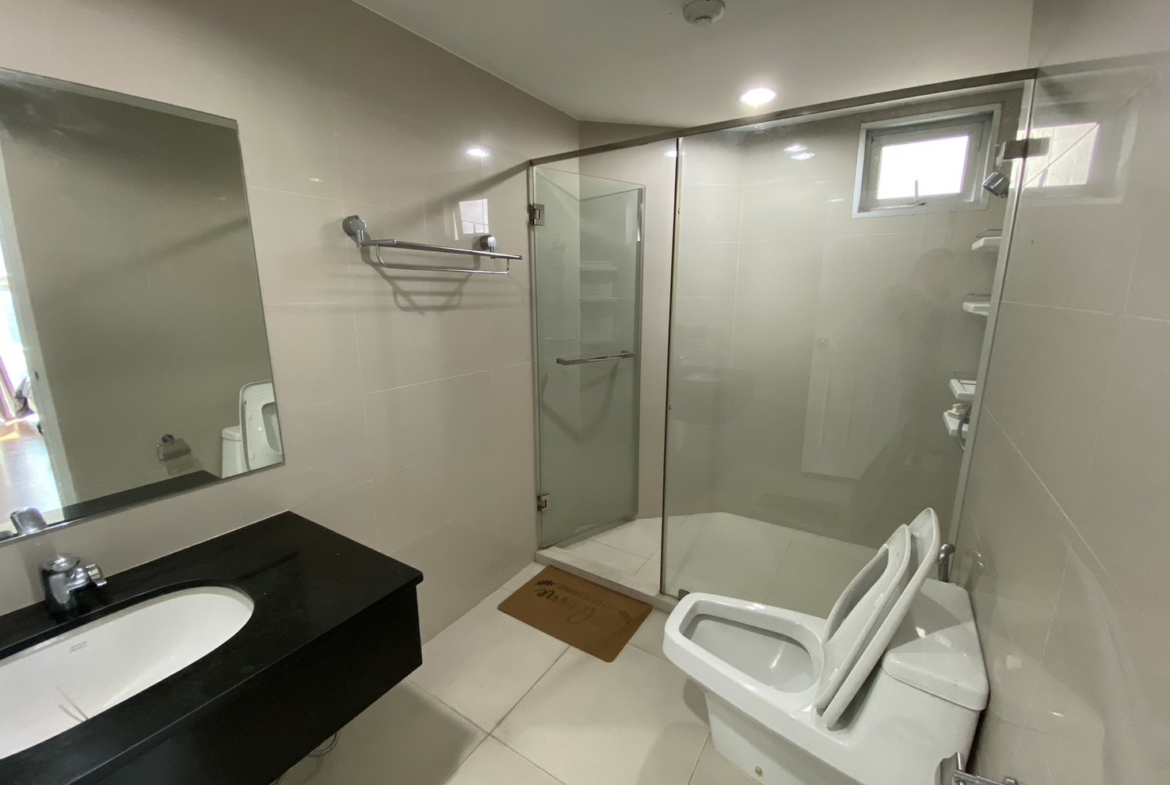 Choose from 2, 3, or 5 beds at Belle Grand Rama 9 in Bangkok's CBD. Fully furnished, top-notch amenities, near MRT, malls, and offices.
