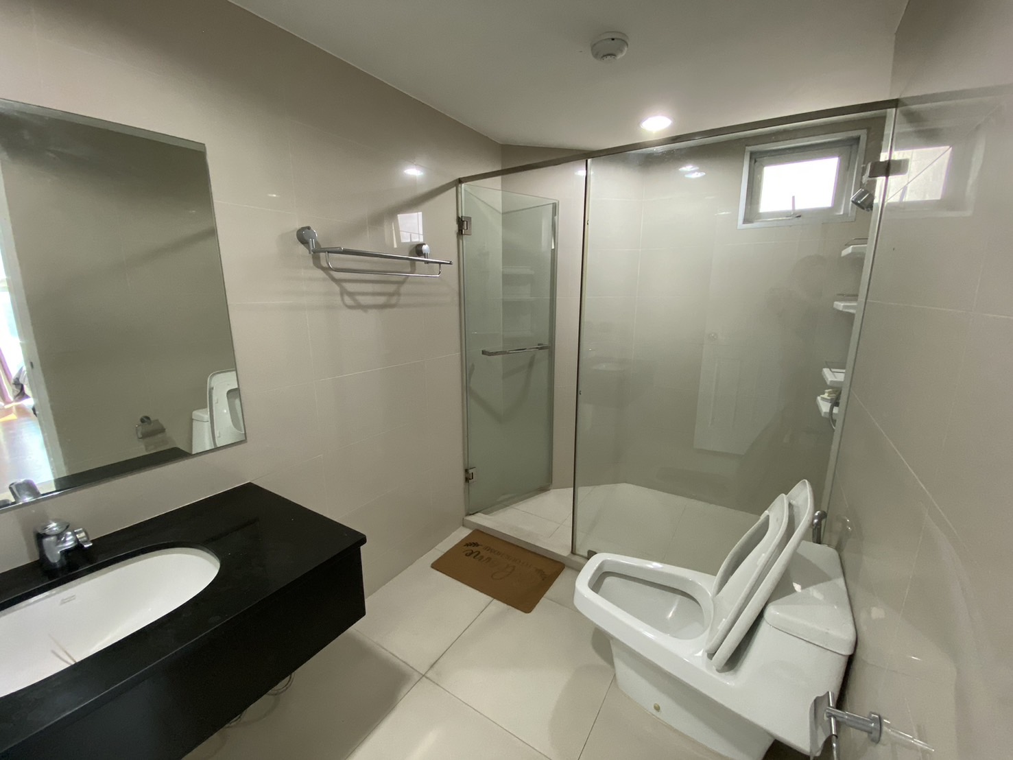 Choose from 2, 3, or 5 beds at Belle Grand Rama 9 in Bangkok's CBD. Fully furnished, top-notch amenities, near MRT, malls, and offices.