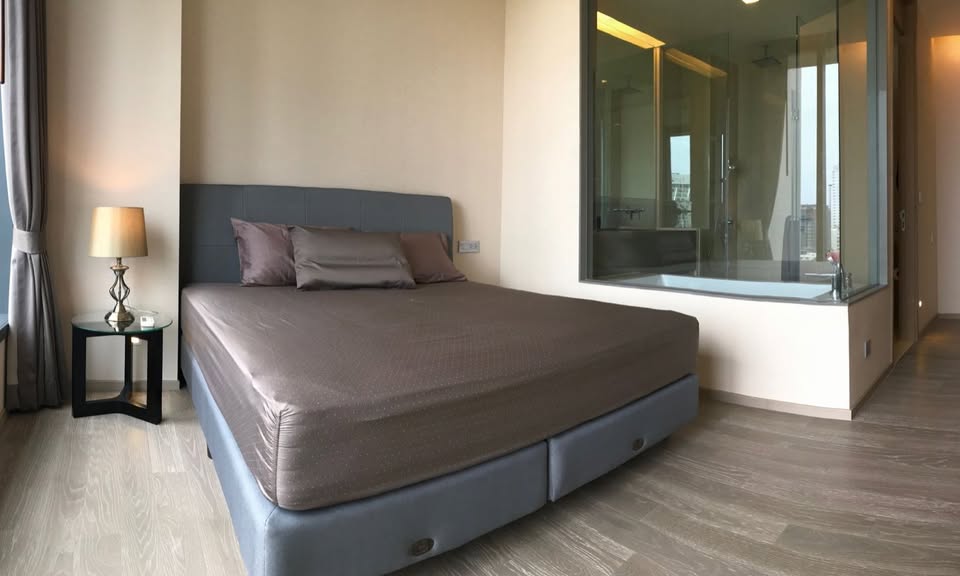 1-bedroom 47.05 sqm condo at The ESSE Asoke, Sukhumvit 21. Luxurious amenities, high ceiling, and stunning views. Rent 43K/month. Near BTS & MRT.