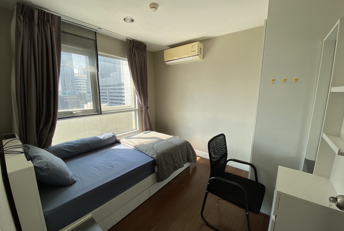 Choose from 2, 3, or 5 beds at Belle Grand Rama 9 in Bangkok's CBD. Fully furnished, top-notch amenities, near MRT, malls, and offices.