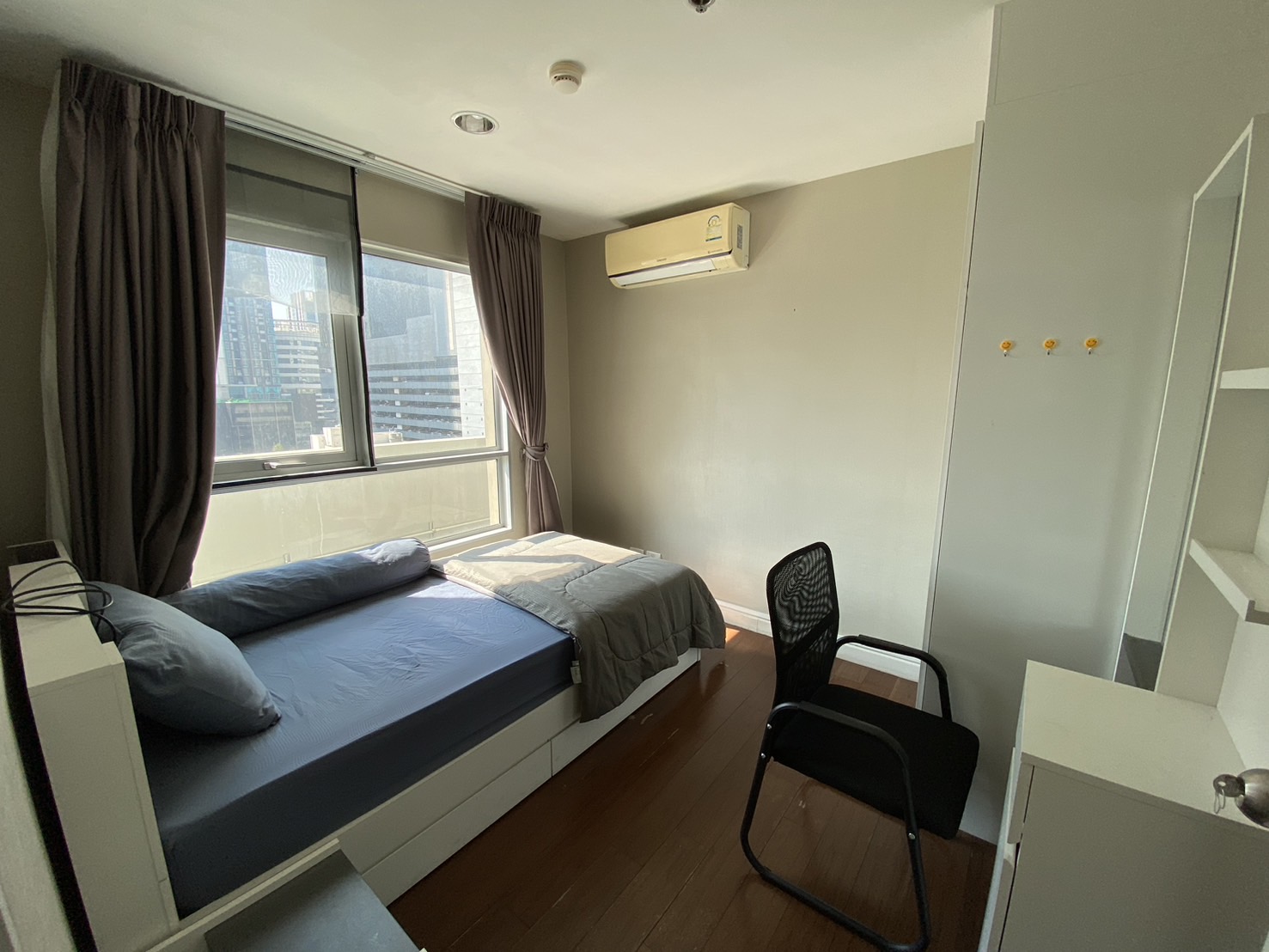 Choose from 2, 3, or 5 beds at Belle Grand Rama 9 in Bangkok's CBD. Fully furnished, top-notch amenities, near MRT, malls, and offices.