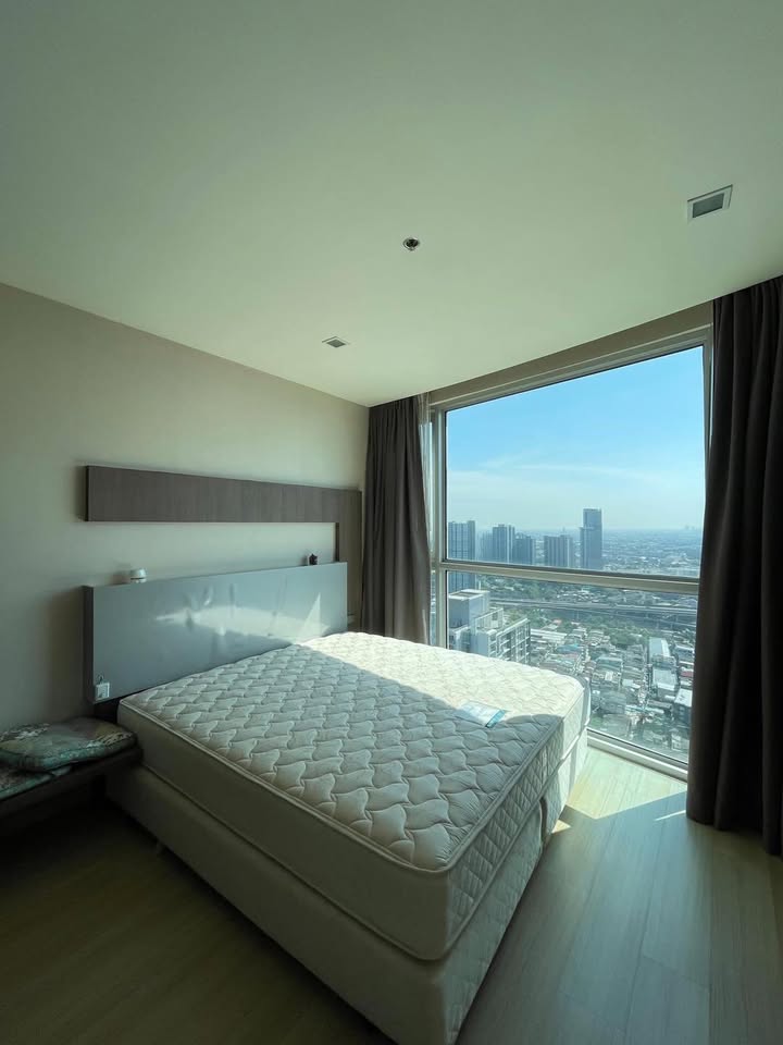 Rent a luxurious 1-bedroom condo at Skywalk Residences, Sukhumvit. Located on the 38th floor, fully furnished 51.77 sqm near BTS Phra Kanong for 22,000/month.