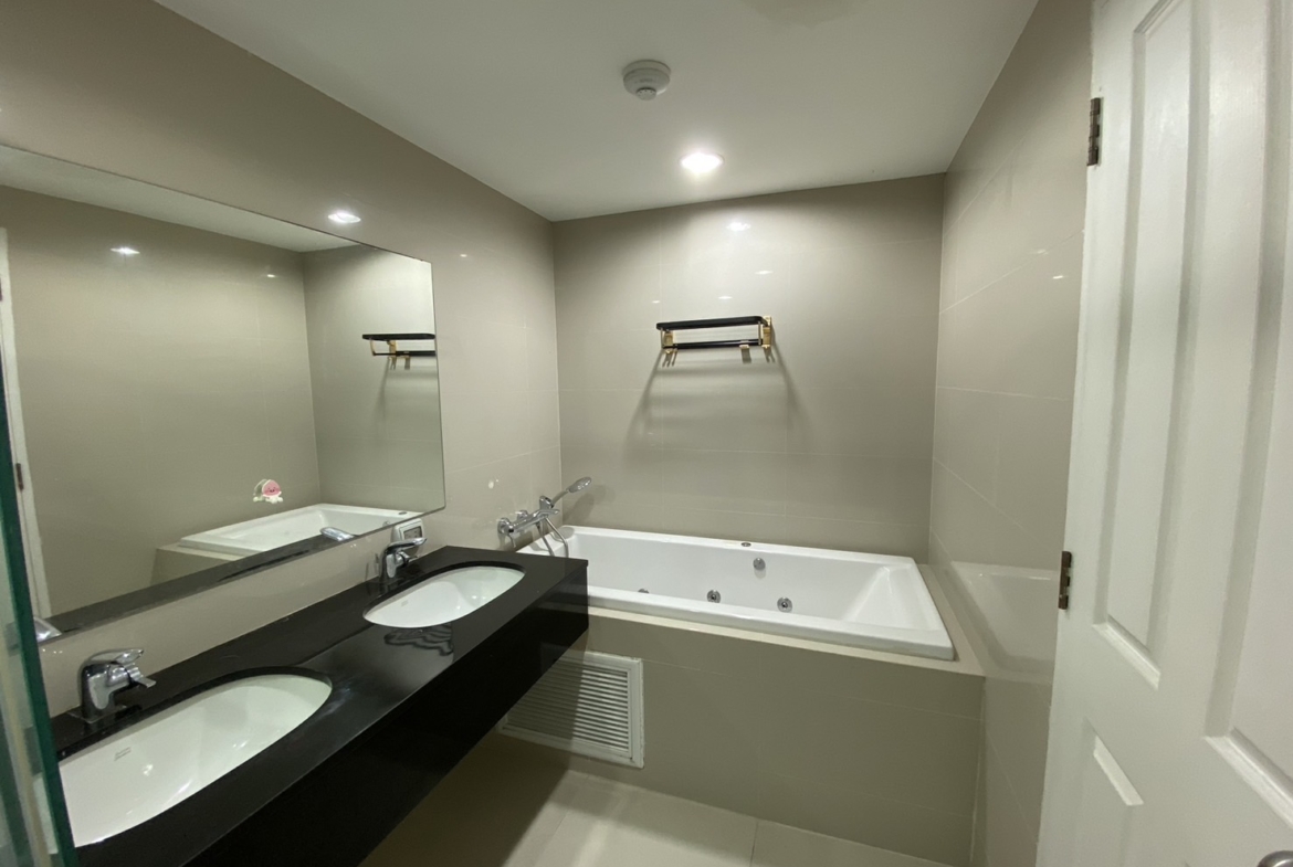 Choose from 2, 3, or 5 beds at Belle Grand Rama 9 in Bangkok's CBD. Fully furnished, top-notch amenities, near MRT, malls, and offices.