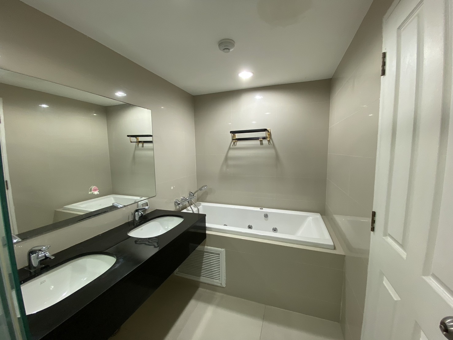 Choose from 2, 3, or 5 beds at Belle Grand Rama 9 in Bangkok's CBD. Fully furnished, top-notch amenities, near MRT, malls, and offices.