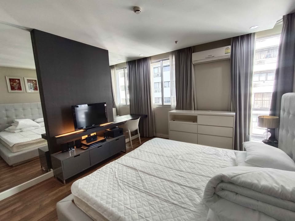 Spacious 2-bedroom, 2-bathroom condo at The Rajdamri, 115 sqm. Rent for 67K/month. Near BTS Chidlom, Central World, and more. Fully furnished.