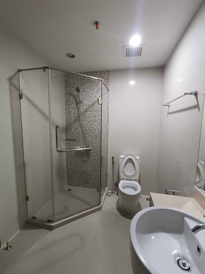 Spacious 2-bedroom, 2-bathroom condo at The Rajdamri, 115 sqm. Rent for 67K/month. Near BTS Chidlom, Central World, and more. Fully furnished.