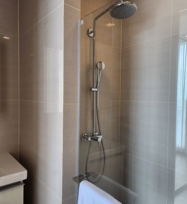 Fully furnished 2-bedroom 1-bathroom condo, 56 sqm, at Park Origin Phrom Phong. Luxurious facilities, 39th floor, BTS nearby. Rent 55K/month.