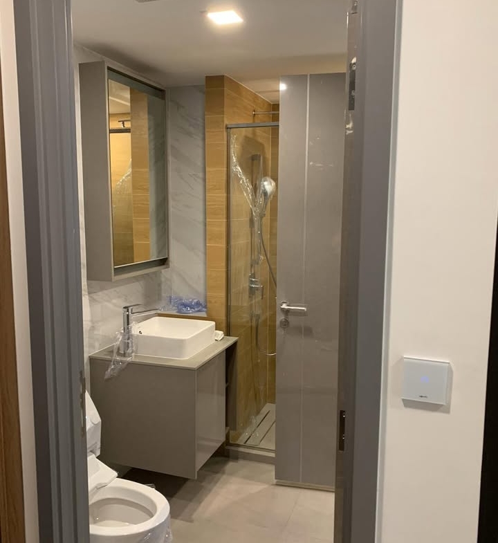 Rent a fully furnished 1-bedroom condo at Taka Haus, Ekkamai. 44 sqm, 5th floor, 21,800 THB/month. Modern amenities, close to BTS Ekkamai, Gateway Ekkamai