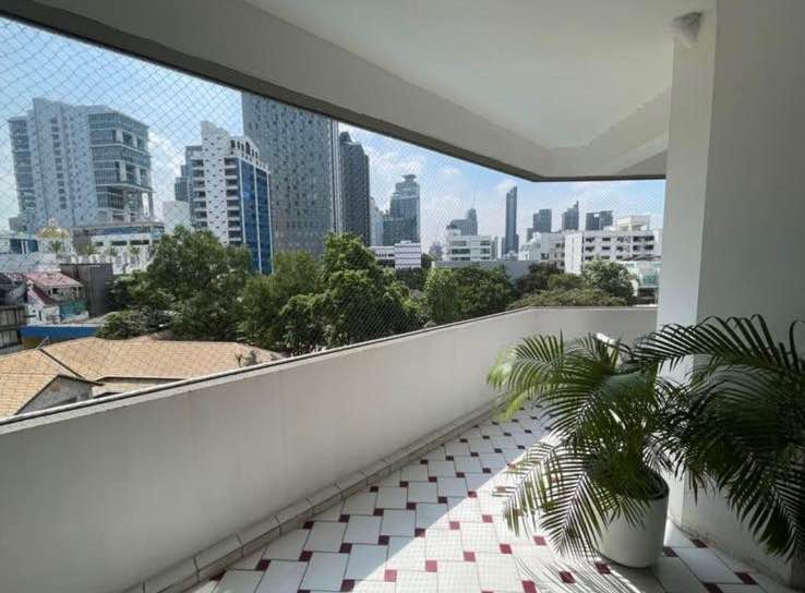 Spacious 3-bed, 2-bath, 287 sqm condo in Sukhumvit. Rent for 80,000 THB/month. Pet-friendly, near BTS Thonglor, Villa Market & TOPS Thonglor. Quiet, green views.