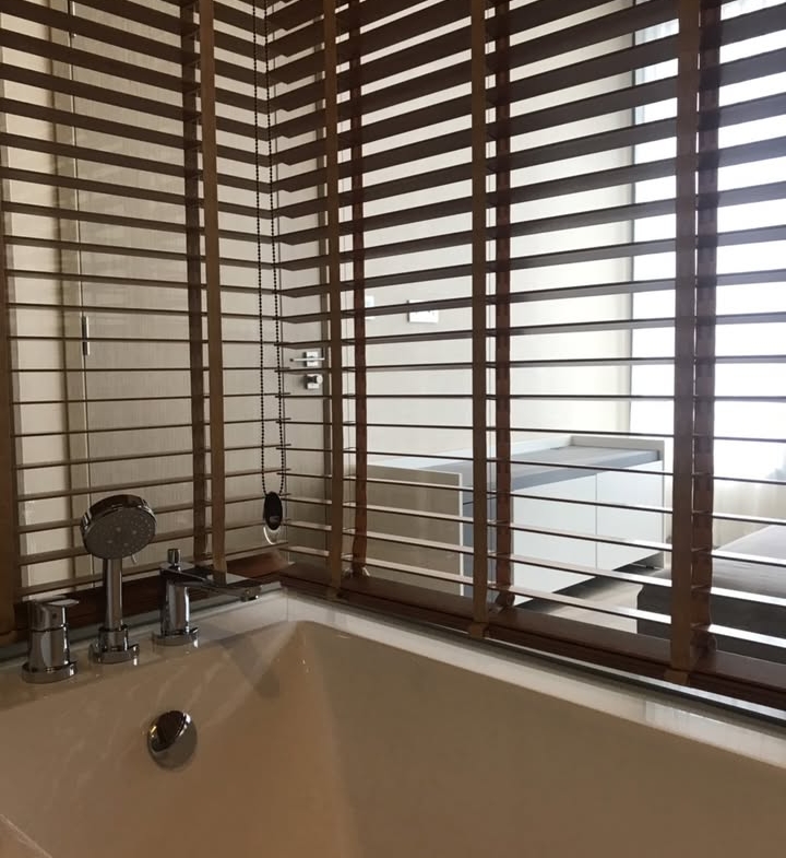 1-bedroom 47.05 sqm condo at The ESSE Asoke, Sukhumvit 21. Luxurious amenities, high ceiling, and stunning views. Rent 43K/month. Near BTS & MRT.