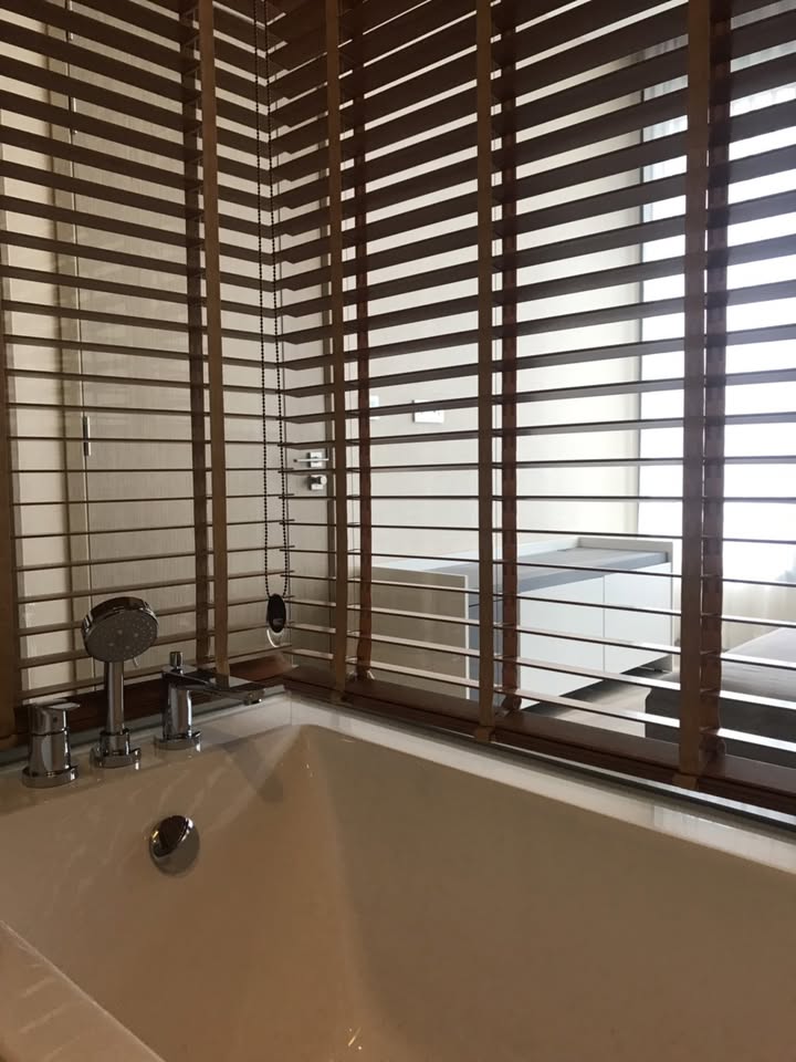 1-bedroom 47.05 sqm condo at The ESSE Asoke, Sukhumvit 21. Luxurious amenities, high ceiling, and stunning views. Rent 43K/month. Near BTS & MRT.