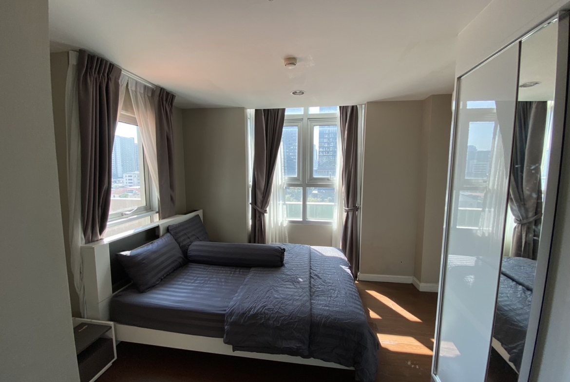 Choose from 2, 3, or 5 beds at Belle Grand Rama 9 in Bangkok's CBD. Fully furnished, top-notch amenities, near MRT, malls, and offices.