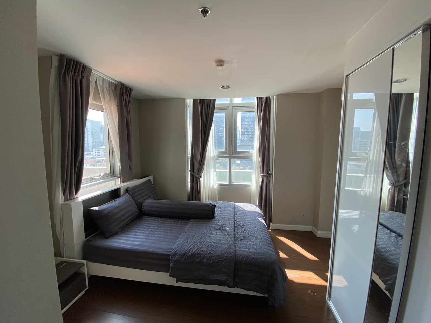 Choose from 2, 3, or 5 beds at Belle Grand Rama 9 in Bangkok's CBD. Fully furnished, top-notch amenities, near MRT, malls, and offices.
