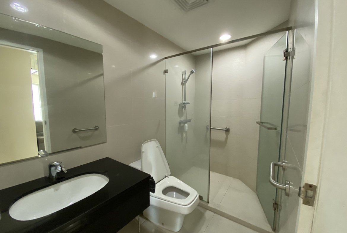 Choose from 2, 3, or 5 beds at Belle Grand Rama 9 in Bangkok's CBD. Fully furnished, top-notch amenities, near MRT, malls, and offices.