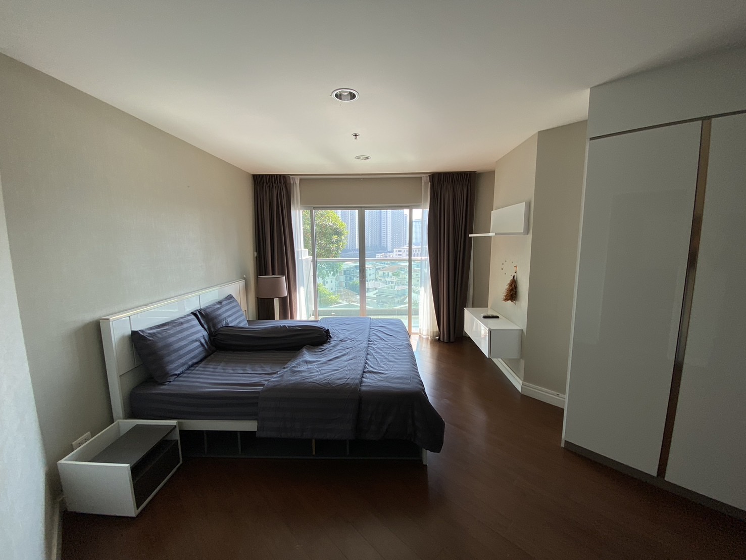 Choose from 2, 3, or 5 beds at Belle Grand Rama 9 in Bangkok's CBD. Fully furnished, top-notch amenities, near MRT, malls, and offices.