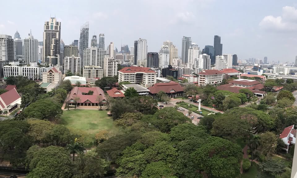 1-bedroom 47.05 sqm condo at The ESSE Asoke, Sukhumvit 21. Luxurious amenities, high ceiling, and stunning views. Rent 43K/month. Near BTS & MRT.