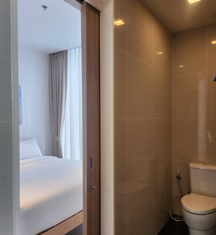 Fully furnished 2-bedroom 1-bathroom condo, 56 sqm, at Park Origin Phrom Phong. Luxurious facilities, 39th floor, BTS nearby. Rent 55K/month.