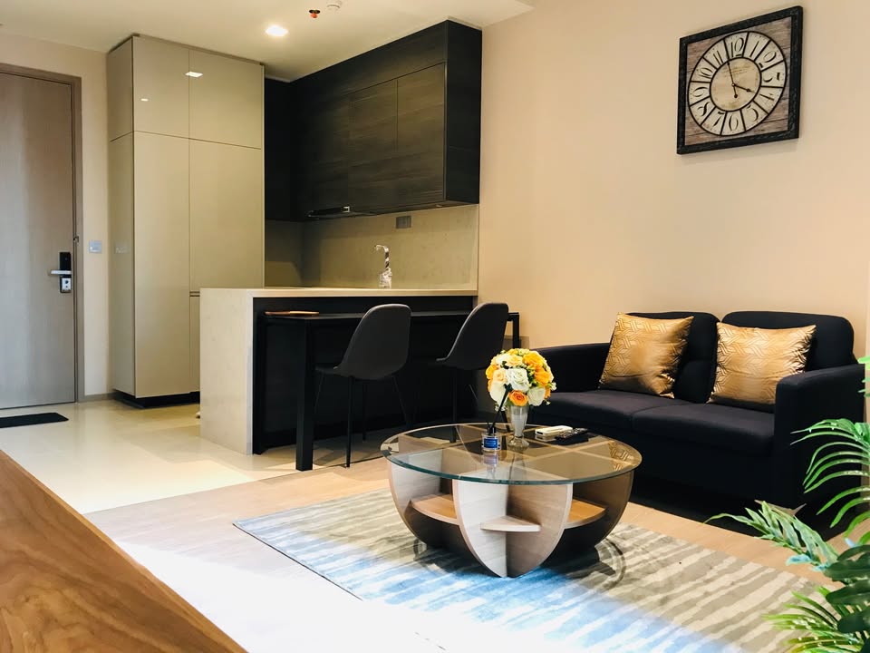 1-bedroom 47.05 sqm condo at The ESSE Asoke, Sukhumvit 21. Luxurious amenities, high ceiling, and stunning views. Rent 43K/month. Near BTS & MRT.