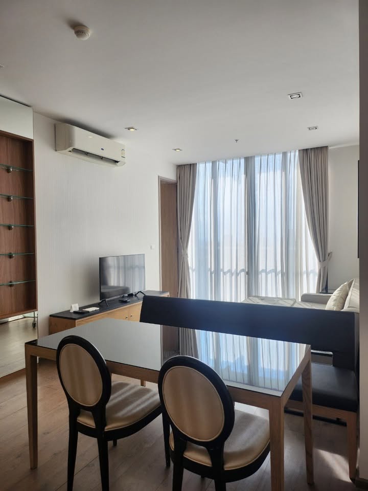 Fully furnished 2-bedroom 1-bathroom condo, 56 sqm, at Park Origin Phrom Phong. Luxurious facilities, 39th floor, BTS nearby. Rent 55K/month.