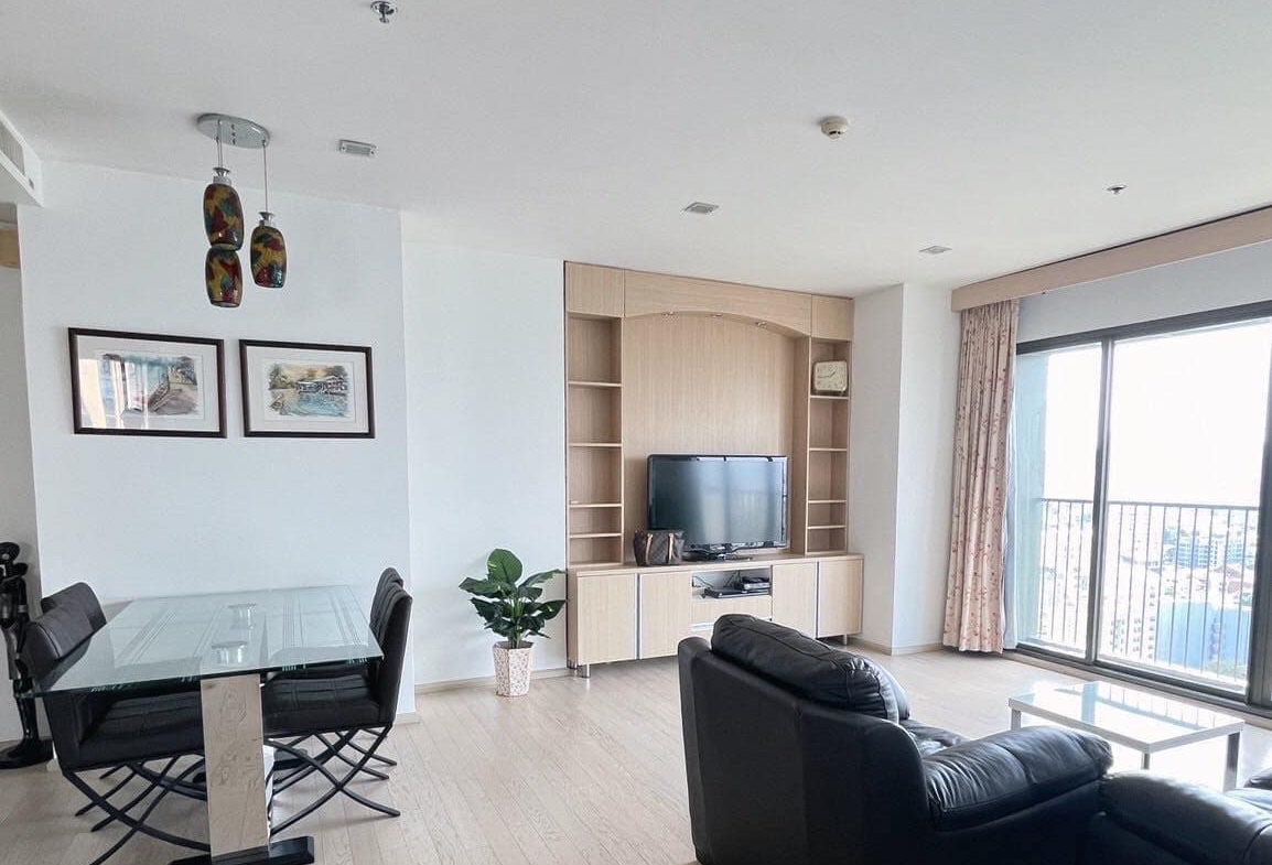 Luxury 2-bedroom condo at Noble Solo, Thong Lo. 120 sqm, stunning city views, parking for 4, and exclusive amenities. For sale at 17.9M THB. Don't miss out!
