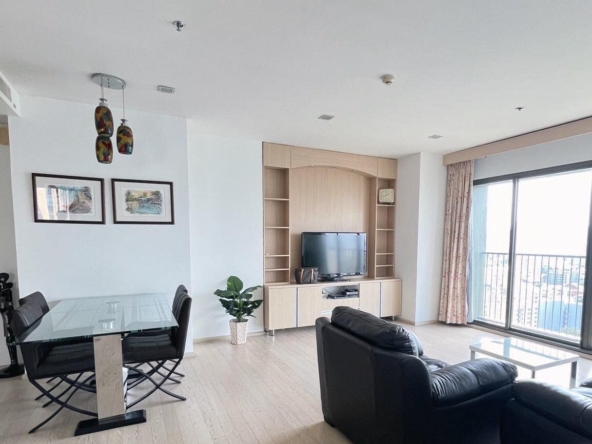 Luxury 2-bedroom condo at Noble Solo, Thong Lo. 120 sqm, stunning city views, parking for 4, and exclusive amenities. For sale at 17.9M THB. Don't miss out!