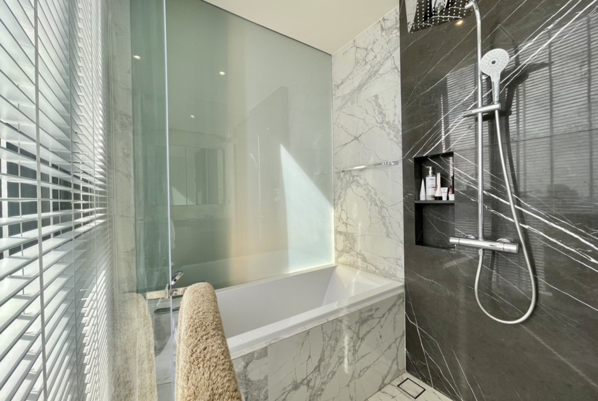 2-bed 2-bath 80 sqm condo at Hyde Heritage Thonglor. Luxurious amenities, city views, and prime Sukhumvit location. Rent 130K/month, negotiable.