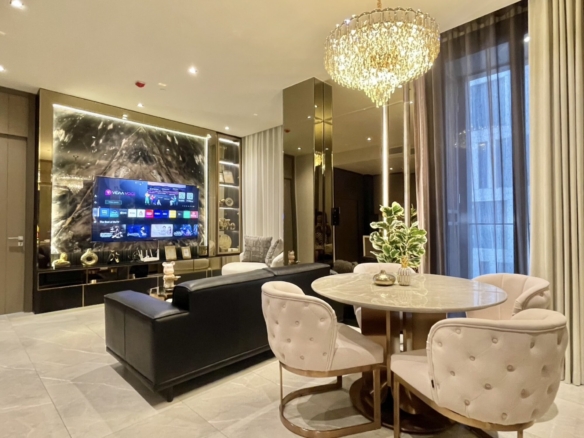 2-bed 2-bath 80 sqm condo at Hyde Heritage Thonglor. Luxurious amenities, city views, and prime Sukhumvit location. Rent 130K/month, negotiable.