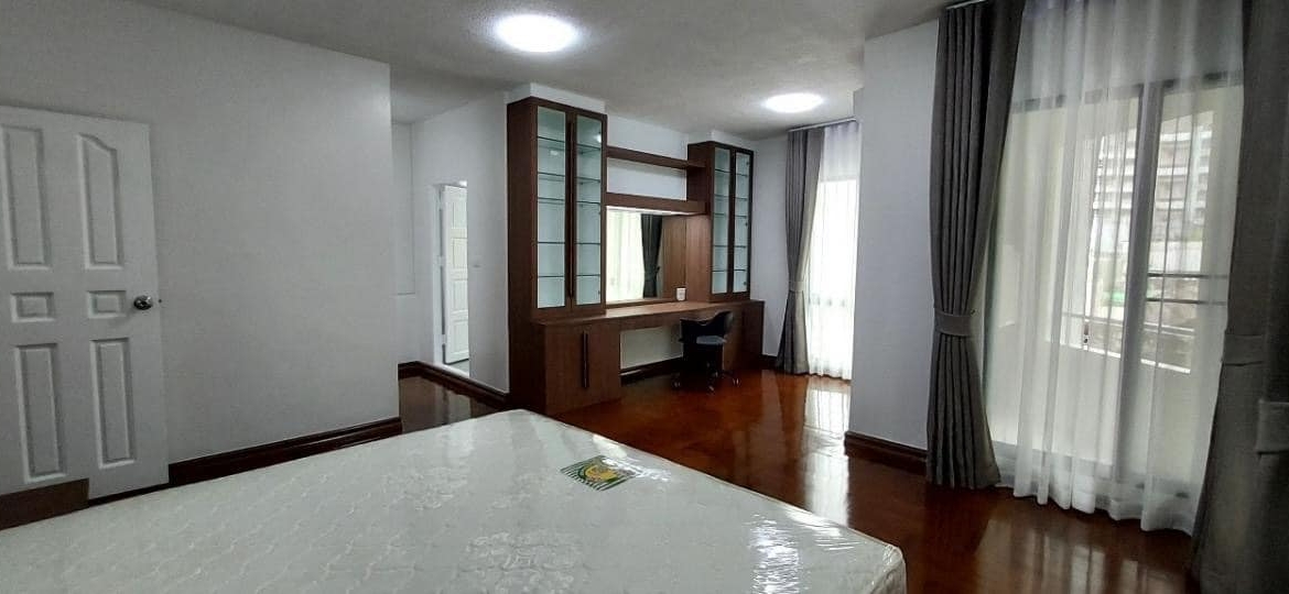 3-Bed 2-Bath 250sqm Vanicha Park for Rent near BTS Chidlom, 90K THB/month