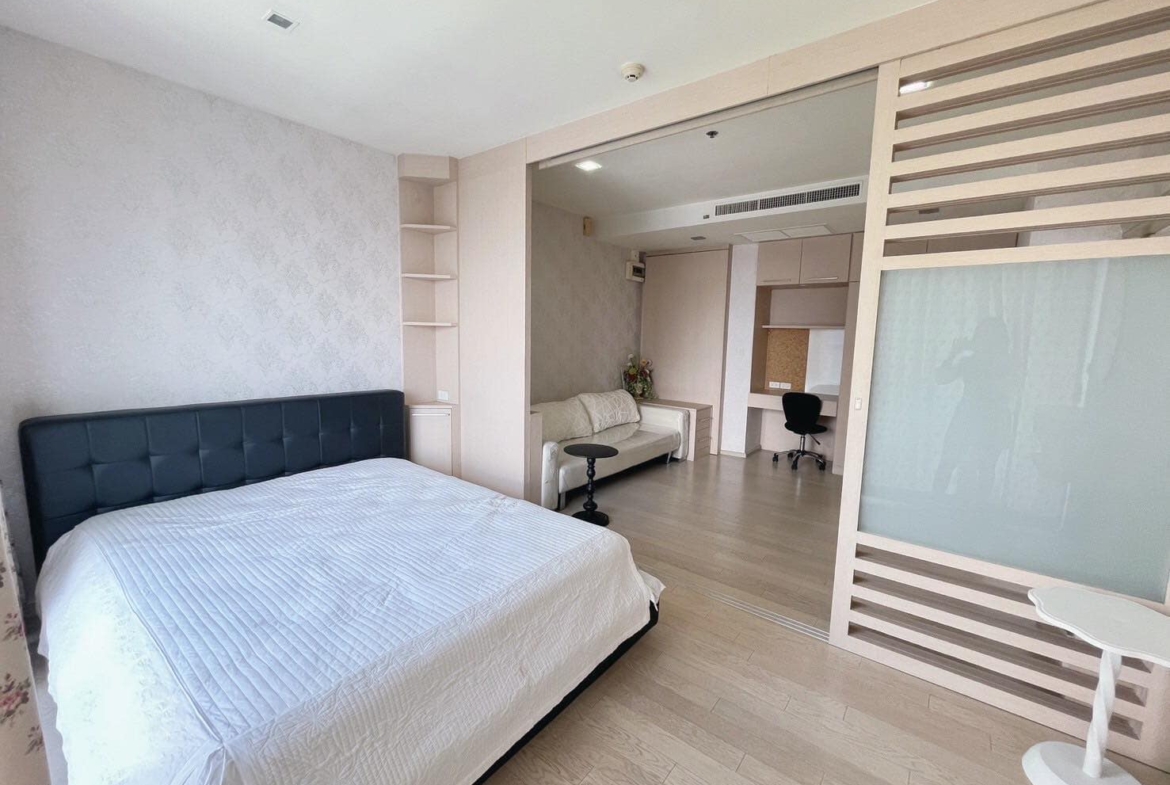 Luxury 2-bedroom condo at Noble Solo, Thong Lo. 120 sqm, stunning city views, parking for 4, and exclusive amenities. For sale at 17.9M THB. Don't miss out!