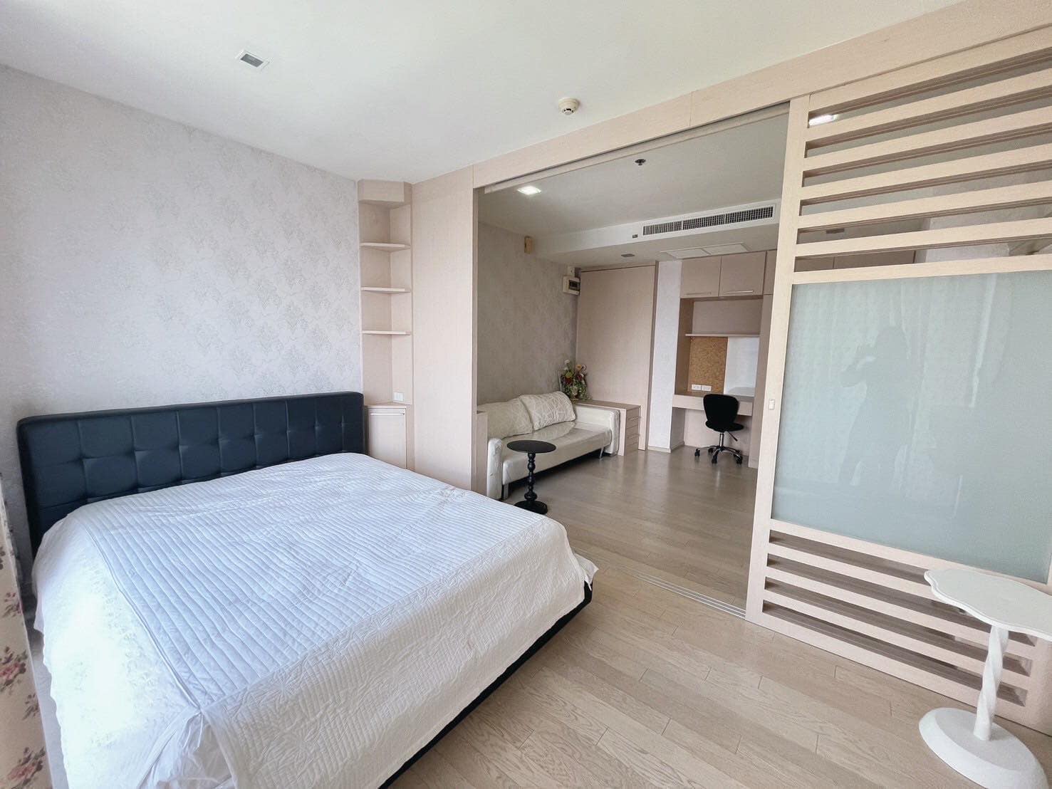 Luxury 2-bedroom condo at Noble Solo, Thong Lo. 120 sqm, stunning city views, parking for 4, and exclusive amenities. For sale at 17.9M THB. Don't miss out!