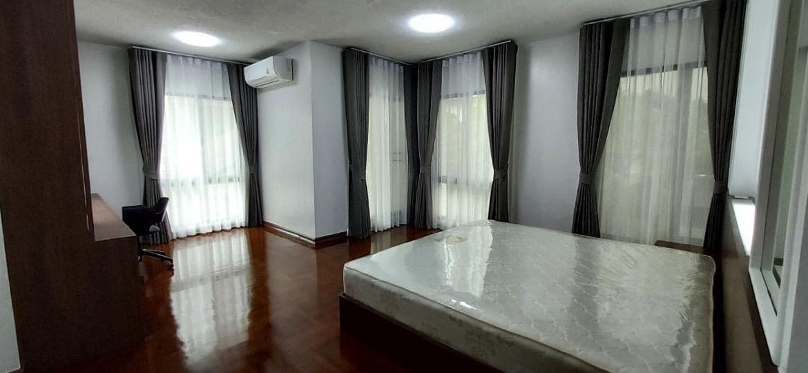 3-Bed 2-Bath 250sqm Vanicha Park for Rent near BTS Chidlom, 90K THB/month