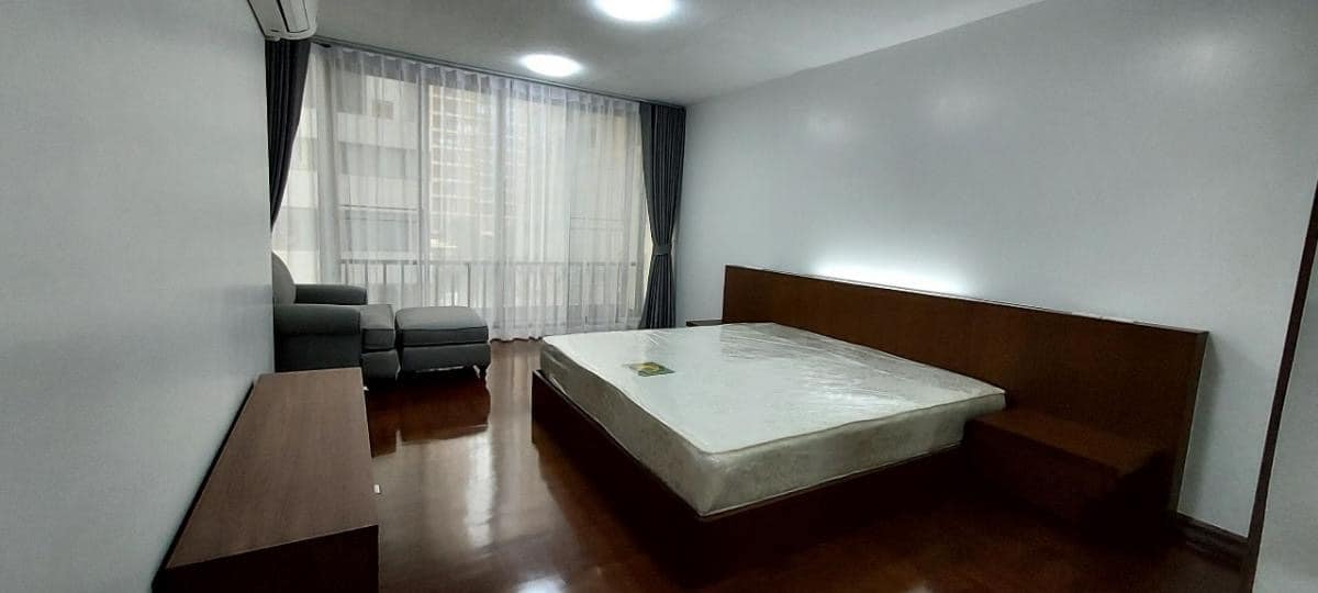 3-Bed 2-Bath 250sqm Vanicha Park for Rent near BTS Chidlom, 90K THB/month