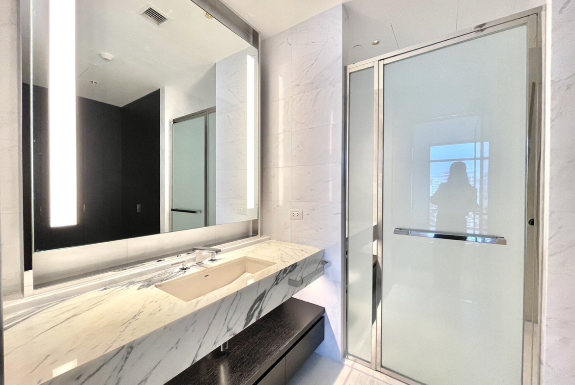 2-Bedroom, 3-Bathroom 129 sqm Condo for Rent at Four Seasons Private Residences Sathorn, Near BTS Saphan Taksin, 150,000 THB/month