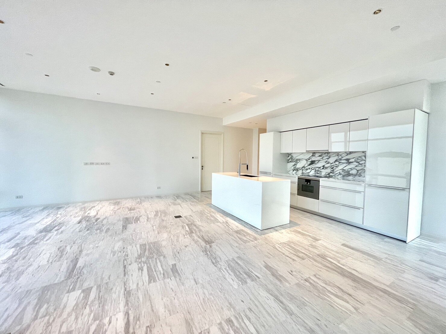 2-Bedroom, 3-Bathroom 129 sqm Condo for Rent at Four Seasons Private Residences Sathorn, Near BTS Saphan Taksin, 150,000 THB/month