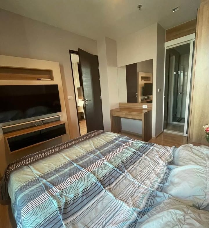 Modern 1-bedroom, 1-bathroom condo at Rhythm Sathorn 21, 35 sqm, fully furnished, city view, near BTS Saphan Taksin and Surasak.