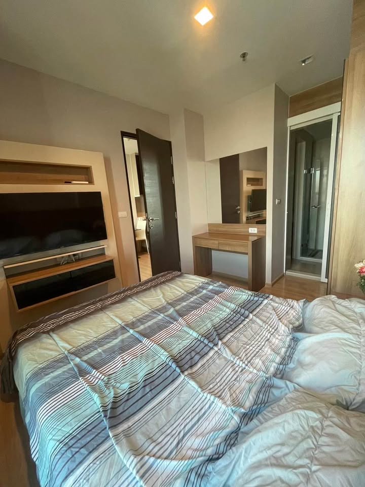 Modern 1-bedroom, 1-bathroom condo at Rhythm Sathorn 21, 35 sqm, fully furnished, city view, near BTS Saphan Taksin and Surasak.