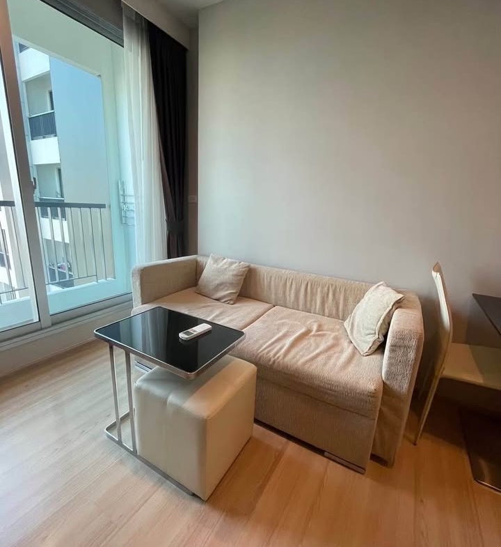 Modern 1-bedroom, 1-bathroom condo at Rhythm Sathorn 21, 35 sqm, fully furnished, city view, near BTS Saphan Taksin and Surasak.
